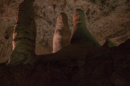 Reuze stalagmieten, de linker is 19 meter hoog!